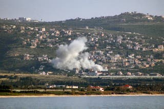 El humo se eleva tras el bombardeo israelí sobre la aldea de Mansouri, visto desde la cercana Tiro, en el sur del Líbano, el 12 de mayo de 2026.